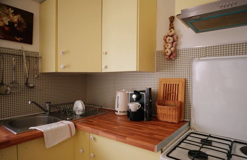 Montfavet Apartment | LaPetite Maison Abigail, Peaceful home in Avignon