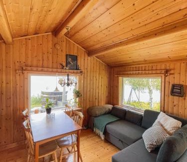 Mellanstrom Ski Chalet | Laplandliv cabin on the lake