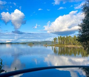 Mellanstrom Ski Chalet | Laplandliv cabin on the lake