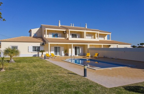 Mosqueira Villa | Laranjeiras:Quiet location. Family friendly with Pool, BBQ. Near the strip