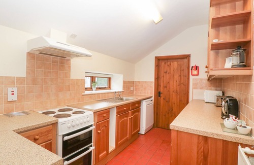 Hay-on-Wye Cottage | LARCH BED COTTAGE, pet friendly, with hot tub in Bromyard