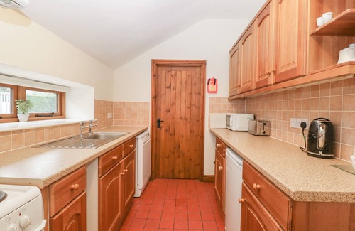 Hay-on-Wye Cottage | LARCH BED COTTAGE, pet friendly, with hot tub in Bromyard