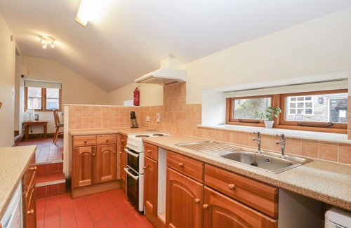 Hay-on-Wye Cottage | LARCH BED COTTAGE, pet friendly, with hot tub in Bromyard