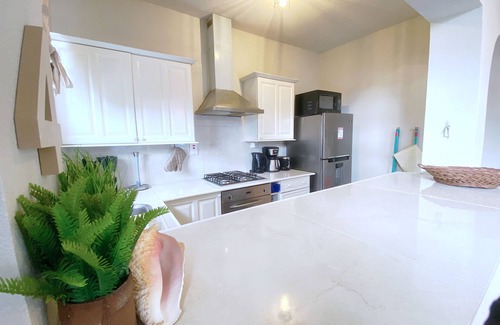 Brighton Apartment | Large 1 Bed + FREE amenities + Close to everything