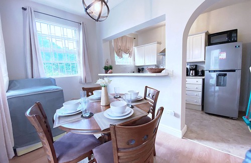 Brighton Apartment | Large 1 Bed + FREE amenities + Close to everything