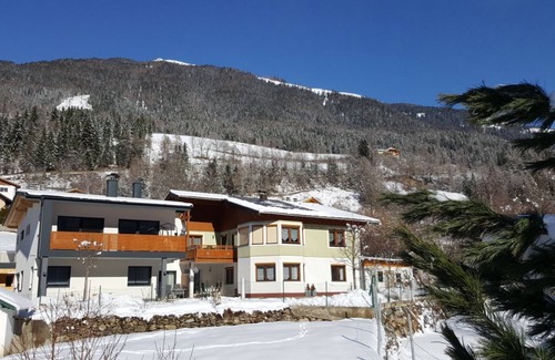 Flattach House | Large 125m² apartment with balcony and fireplace for 6 to 12 people in Flattach!