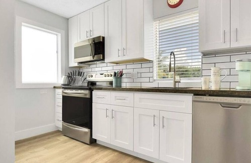 Lake Worth Apartment | "Large 1bd/1ba recently renovated beauty!"