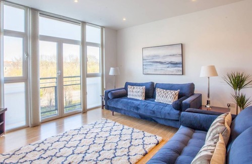 North West Apartment | Large 2 Bed Apartment in Great Riverside Location
