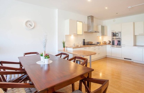North West Apartment | Large 2 Bed Apartment in Great Riverside Location