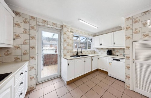 Singlewell House | Large 3-Bed House in Gravesend | Double Driveway