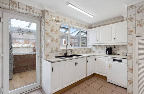 Singlewell House | Large 3-Bed House in Gravesend | Double Driveway