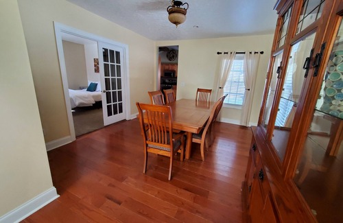 Auburn House | Large 3 bedroom, downtown, central air, pet friendly