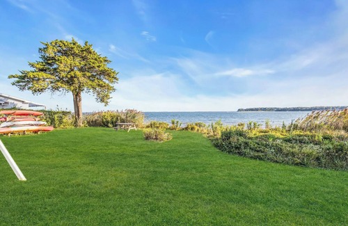 Hampton Bays House | Large 3-bedroom Waterfront property with AC and fitness room in the Hamptons
