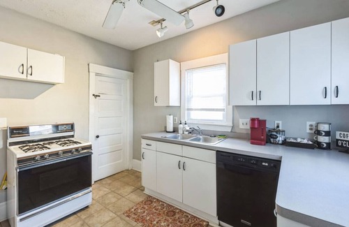 Lakewood House | Large 3 bedroom with a Hot Tub!