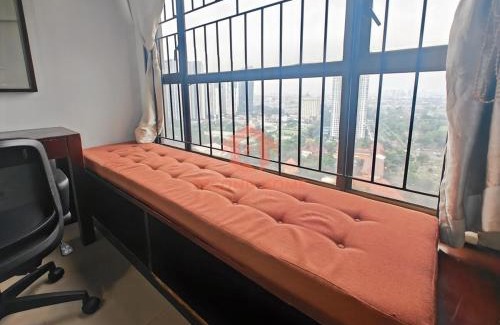 Setiabudi Apartment | Large 3BR Rasuna Apt with Pool & Wi-Fi by 2ndHome