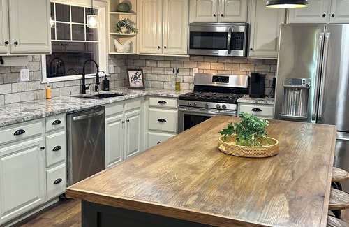 Rigby House | Large 4-bedroom 3-bath single level home with spacious greatroom and dining area