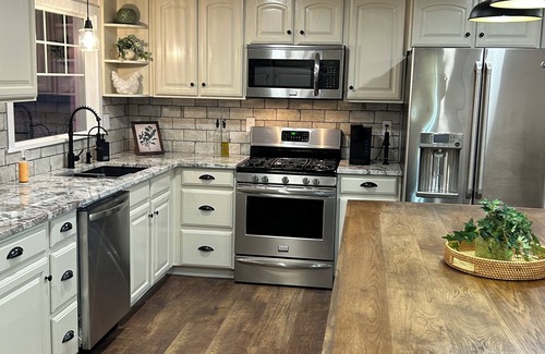 Rigby House | Large 4-bedroom 3-bath single level home with spacious greatroom and dining area