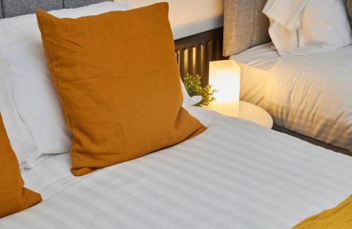 Newcastle-upon-Tyne Apartment | Large 4 bedroom flat close to city, street parking