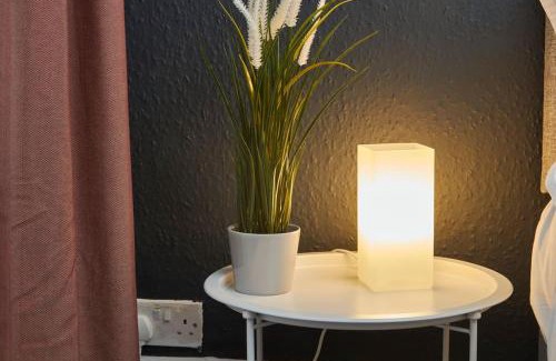 Newcastle-upon-Tyne Apartment | Large 4 bedroom flat close to city, street parking