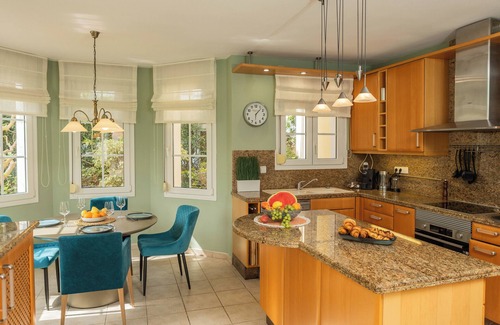 Urbanizacion Marbessa House | Large 4 Beds Cozy Villa 700 m Walk Las Cañas Beach