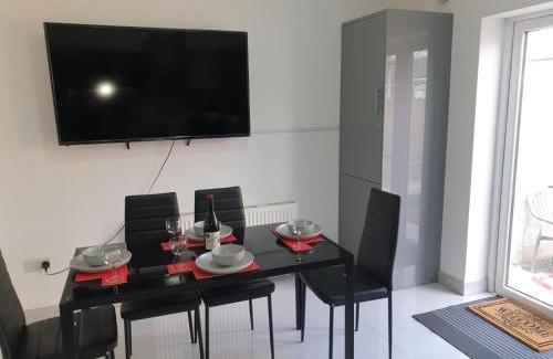 Slough Apartment | Large 4bed house up to 7beds parking Slough Train Station