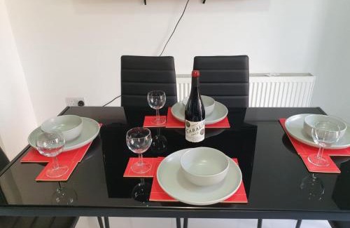 Slough Apartment | Large 4bed house up to 7beds parking Slough Train Station