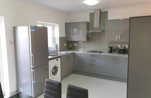 Slough Apartment | Large 4bed house up to 7beds parking Slough Train Station