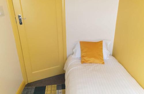 Slough Apartment | Large 4bed house up to 7beds parking Slough Train Station