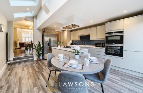 Windsor House | Large 4BR Home, 2 Baths, Castle Views