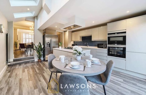 Windsor House | Large 4BR Home | 2 Baths, Central Windsor