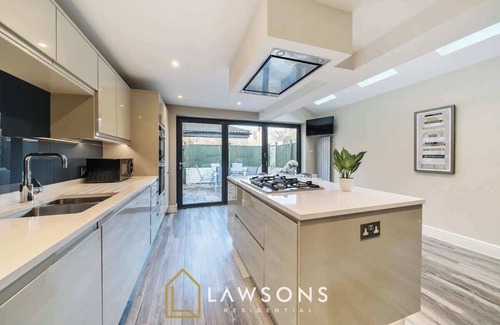 Windsor House | Large 4BR Home | 2 Baths, Central Windsor