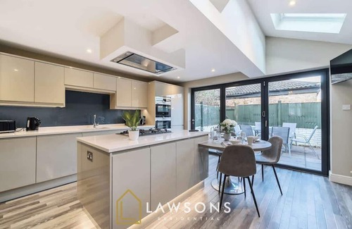 Windsor House | Large 4BR Home | 2 Baths, Central Windsor