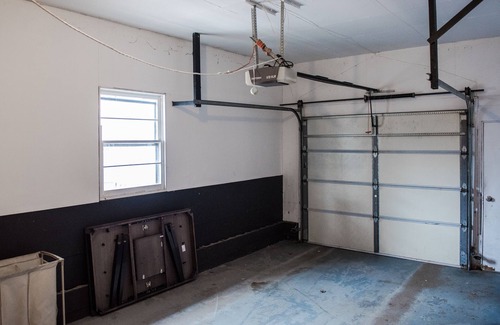 Highland House | Large 5 BD/2BTH in Highland Park