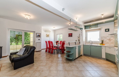 Lovinac Villa | Large 5 bedroom villa with swimming pool, 6 km away from the beach