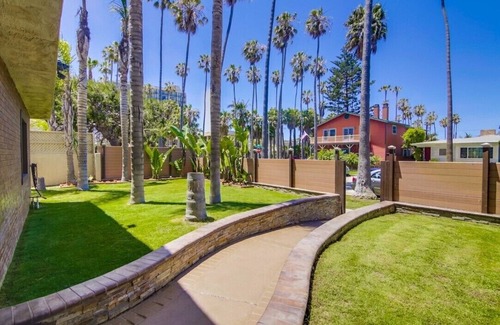 Crown Point House | Large 6-bedroom beach rental. Nine queen beds.
