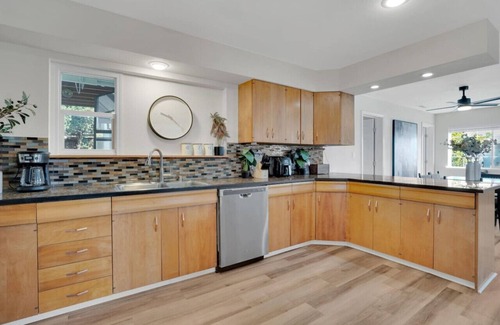 Fairfield House | Large 6 Bedroom Near Napa | Sleeps 12 l Game Room