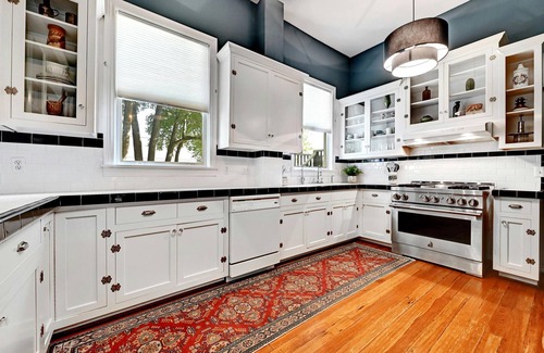 Lockhart House | Large and historical 3BR/3BA - walking distance to Courthouse Square