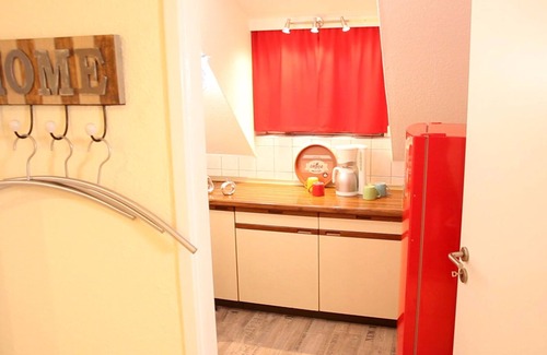 Sandershausen Apartment | Large apartment (50m²), up to 4 pers., quiet, close to the city center, south-facing balcony, parking spaces