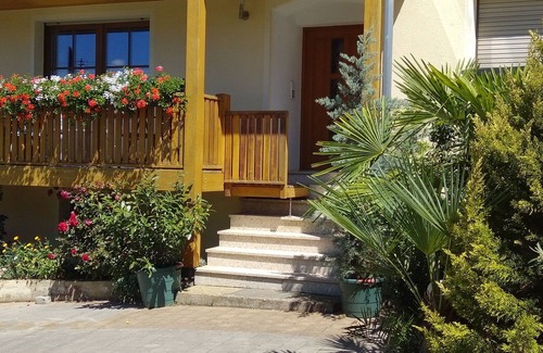 Ehingen a. Ries Apartment | Large apartment-own entrance-small courtyard garden