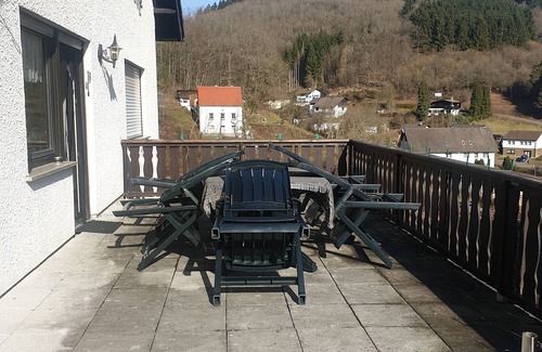 Muerlenbach House | Large Apartment in the Vulkaneifel located on a mountain! Up to 12 people Middle