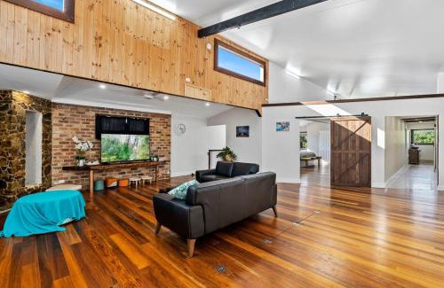 Hastings Point House | Large Beach Retreat with Ocean Breeze & Style