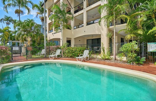 Yorkeys Knob Apartment | Large Beachfront Apartment