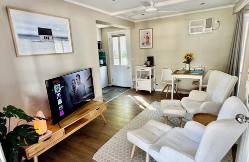 Mornington House | Large Beachside House + 2 Queen Studio Suites, Sleeps up to 12, on Mills Beach