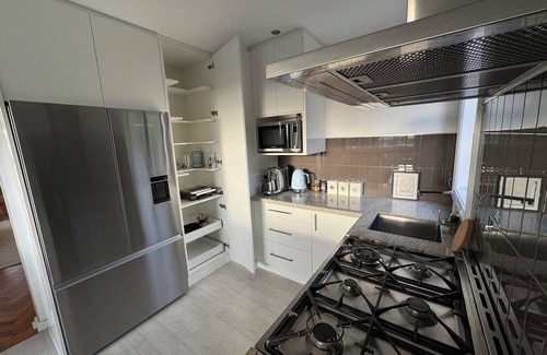 Mornington House | Large Beachside House + 2 Queen Studio Suites, Sleeps up to 12, on Mills Beach