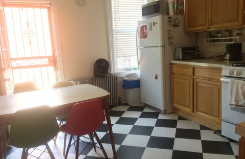 Williamsburg Apartment | LARGE BRIGHT ROOM IN EAST WILLIAMSBURG.