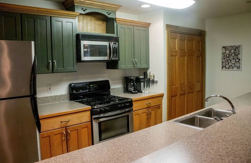 Mountain Base Cabin | Large Cabin- Game Room/Pool Table/Arcades/Hot Tub