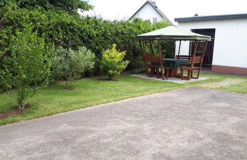 Grutz House | Large, comfortable holiday apartment with a terrace and a garden amidst greenery and with plenty of space for your pet