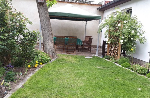 Grutz House | Large, comfortable holiday apartment with a terrace and a garden amidst greenery and with plenty of space for your pet