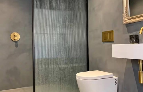 Fortis Green House | Large Contemporary Loft Room