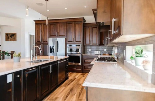 Southeast Kelowna House | Large Cozy Luxurious Home